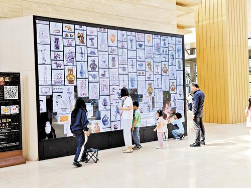 5月18日，游客在河北博物院参观。 本报记者 史晓多摄