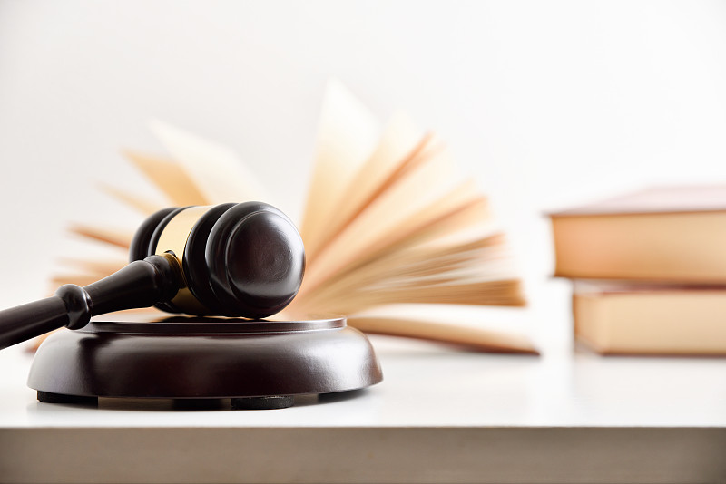 白色背景的桌子上的法官木槌和书籍图片下载