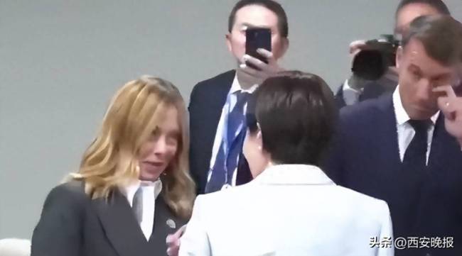 高市早苗搂肩熊抱滑椅子,别人聊天时站中间尬笑!