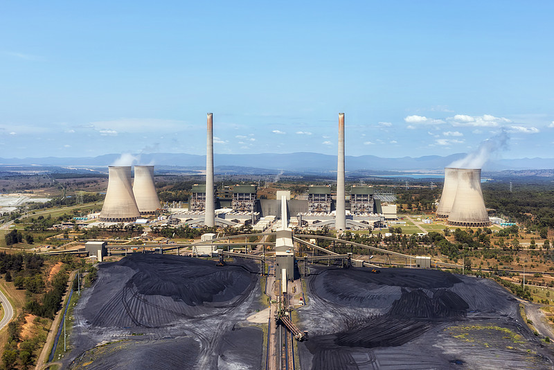 高角度视图的工厂与天空相对图片下载