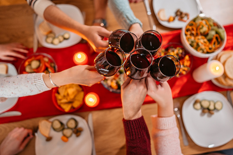 16、祝朋友在家中举杯,欢度元旦图片下载