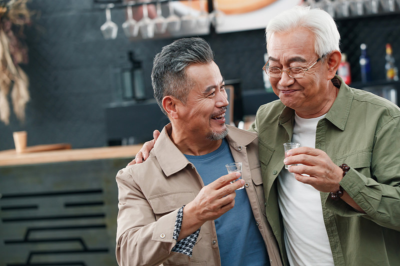 快乐的老哥俩喝酒聊天图片下载