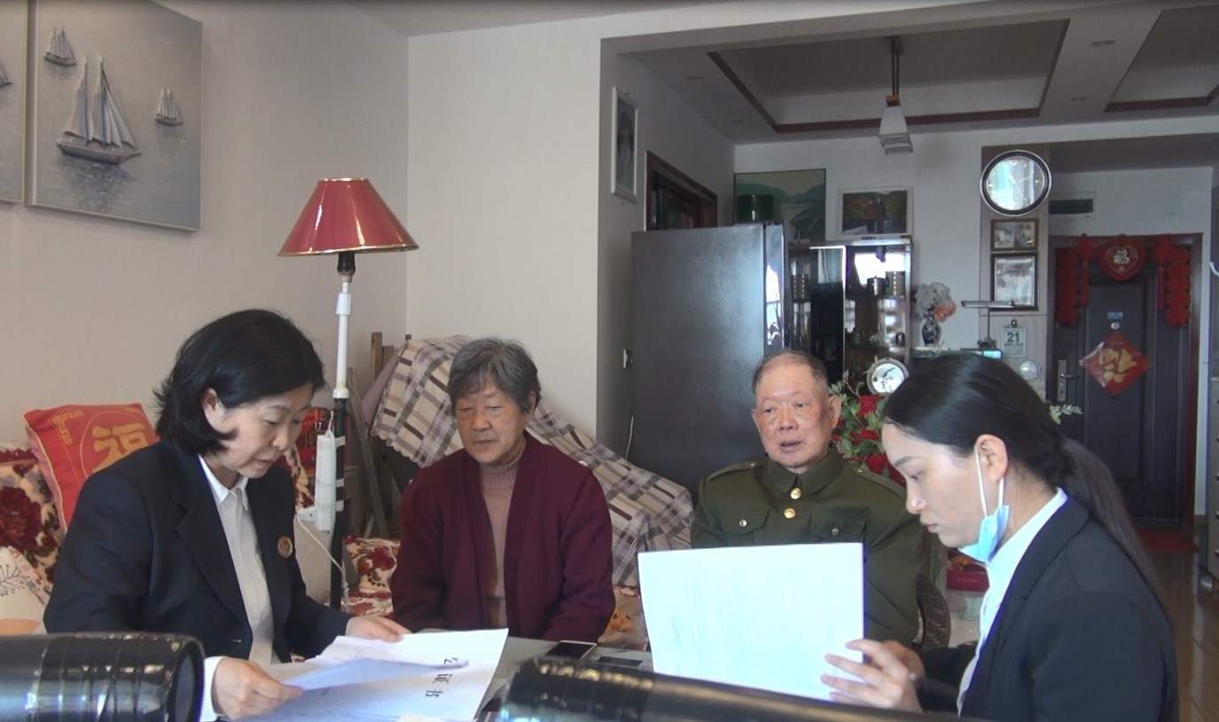 上门为老人办理公证。贵州省司法厅供图