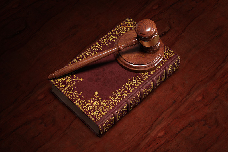 桌面上摆放法槌的背景素材图片下载