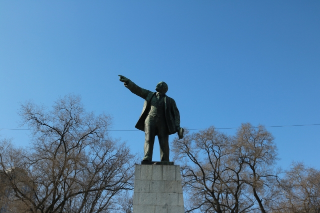 レーニンの銅像(ロシア・ウラジオストク)。日本の社会主義思想にも影響を与えたレーニンは、1917年、十月革命を成功させた。その布告で全労働者の労働時間制限、すべての子どもの無料普通教育、国営の孤児院制度、妊娠初期における妊婦の意志による中絶合法化、女性解放など初の社会主義国家を樹立した。