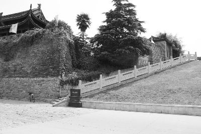 古朴沧桑的古城墙马道上加建了工艺粗糙的栏杆。李佳霖 摄