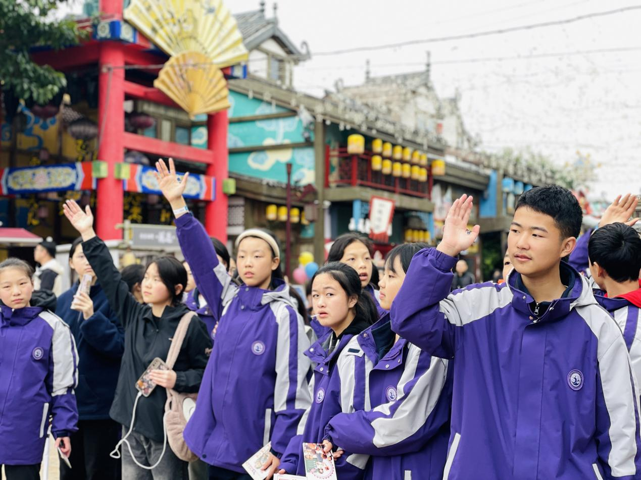 图:孩子们在现场参与海洋科普研学活动2