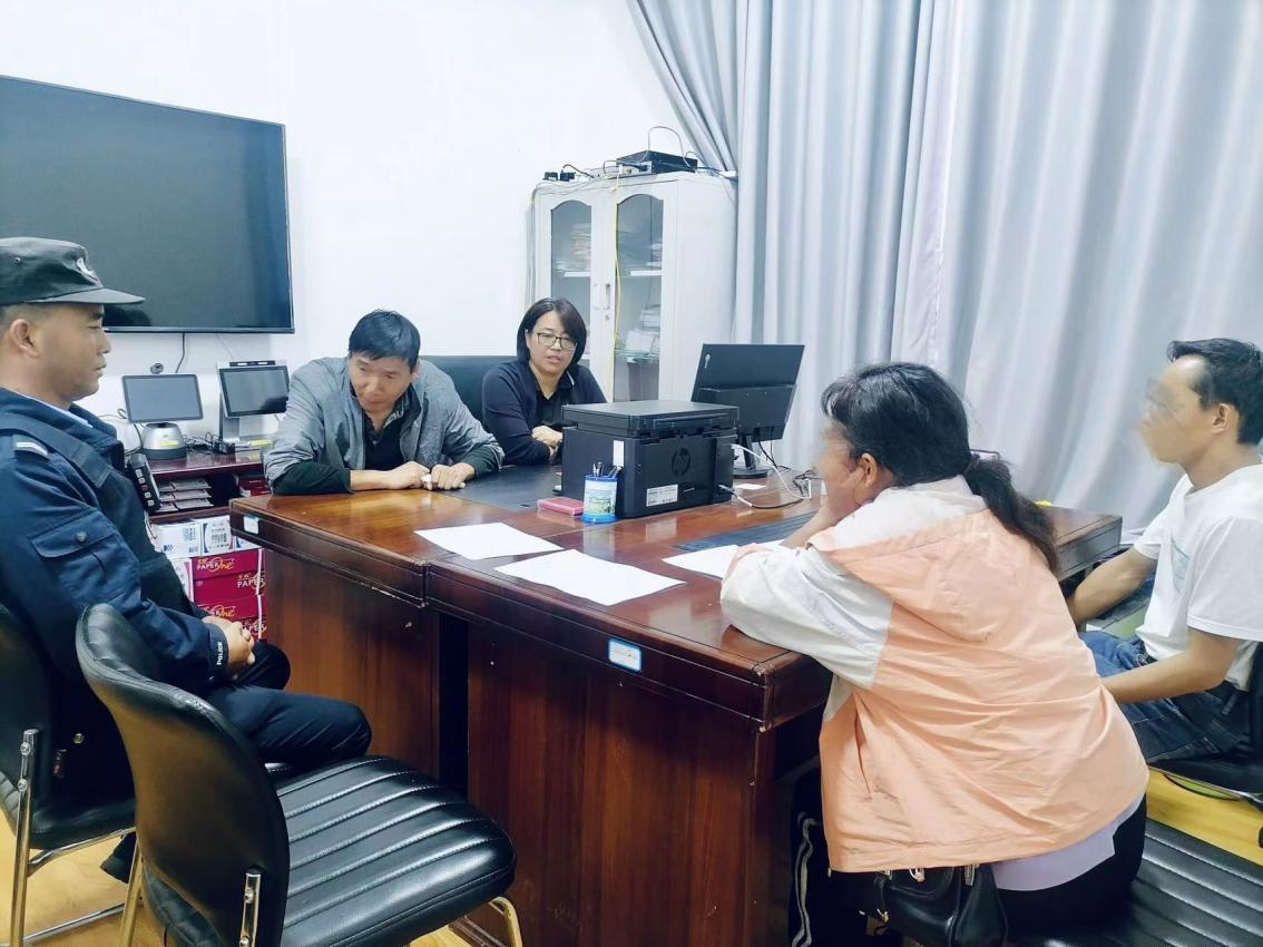 2023年8月4日,和立峰(左二)在调解一起家庭婚姻纠纷。受访者供图