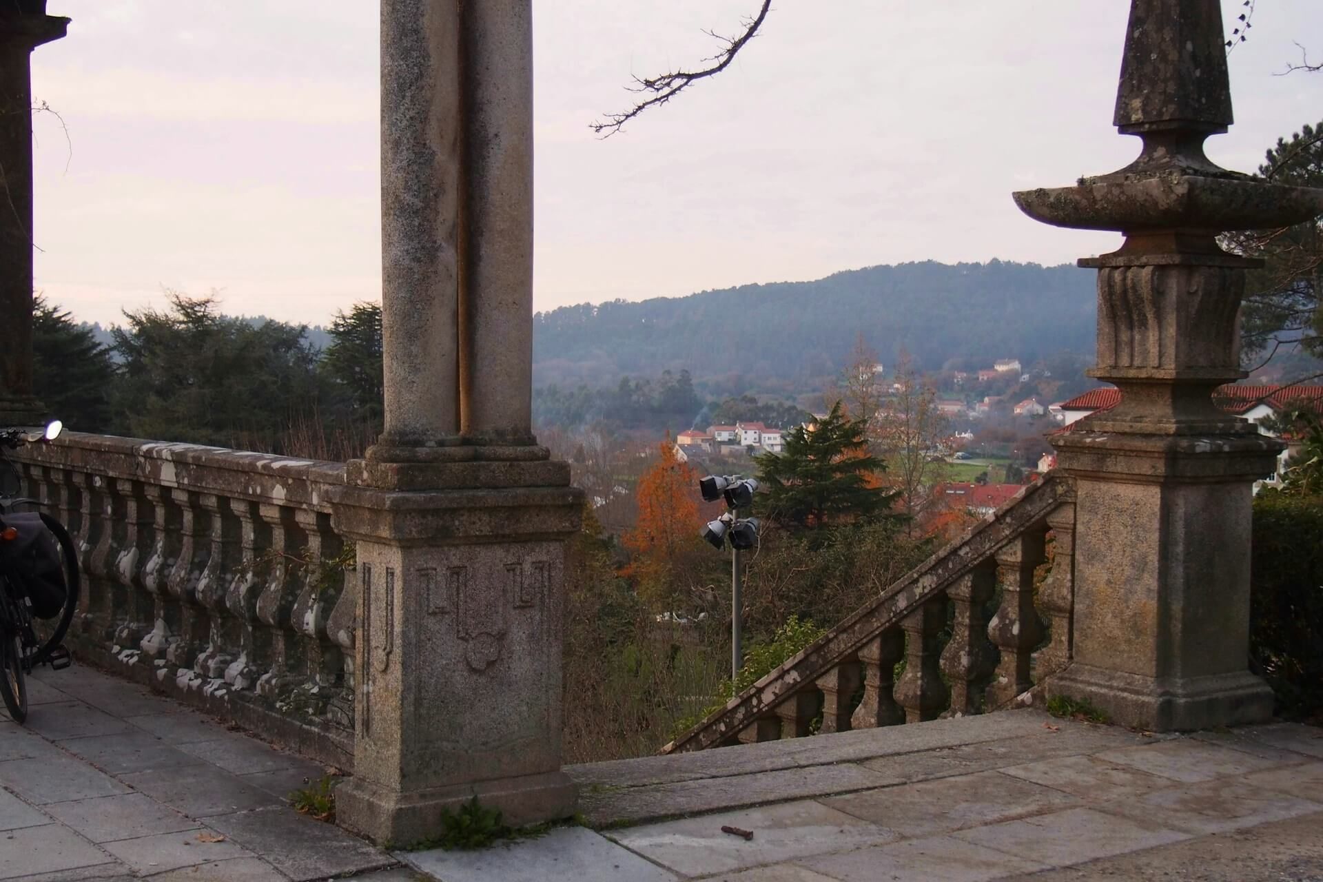 西班牙最佳旅游胜地：俯瞰宁静乡村景色的乡村石头阳台