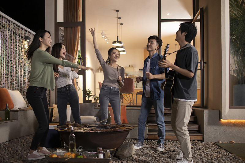 年轻朋友在庭院里烧烤聚餐图片下载