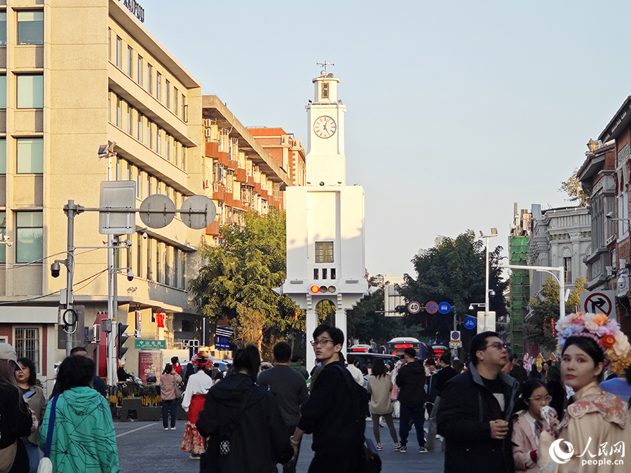 2024年1月18日,泉州古城钟楼附近行人、游客络绎不绝。人民网 黄东仪摄