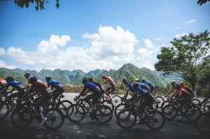 铜鼓敲起来,龙狮舞起来,民族歌舞炫起来!爬坡大战在秀美山水间展开