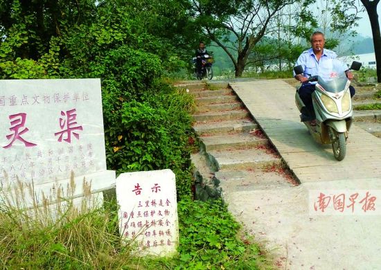 灵渠三里桥，当地政府虽然禁止一切车辆通行，但不时有车辆驶过。