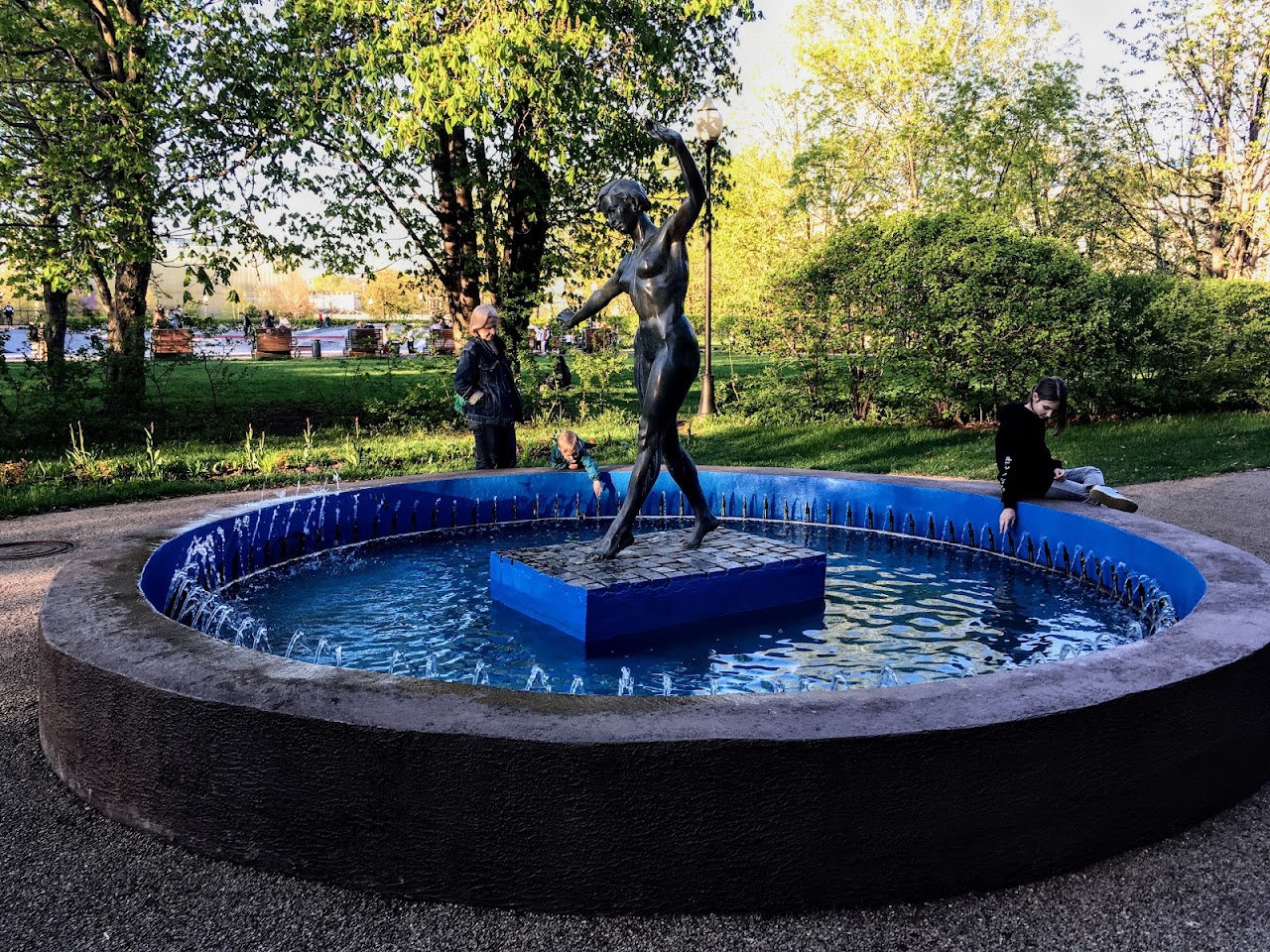 Фонтан «Девушка на буме»