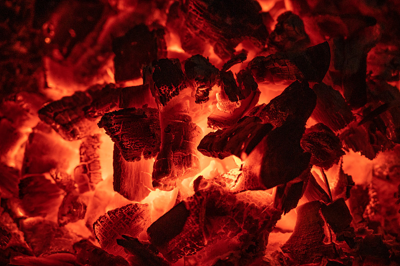 整帧镜头都是炉子里燃烧的煤。图片下载