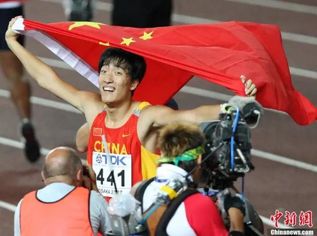 资料图：2007年8月31日晚，刘翔在第十一届世界田径锦标赛男子一百一十米栏比赛中夺得金牌，实现世锦赛夺冠夙愿。中新社发 毛建军 摄