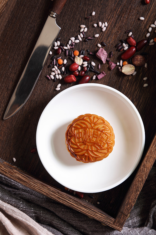 放在桌上的月饼和豆子图片下载