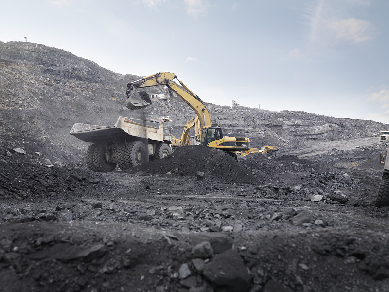 在煤矿工作的挖掘机图片下载