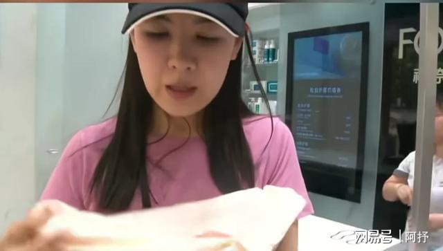 女子3万买4件T恤被洗衣店洗缩水