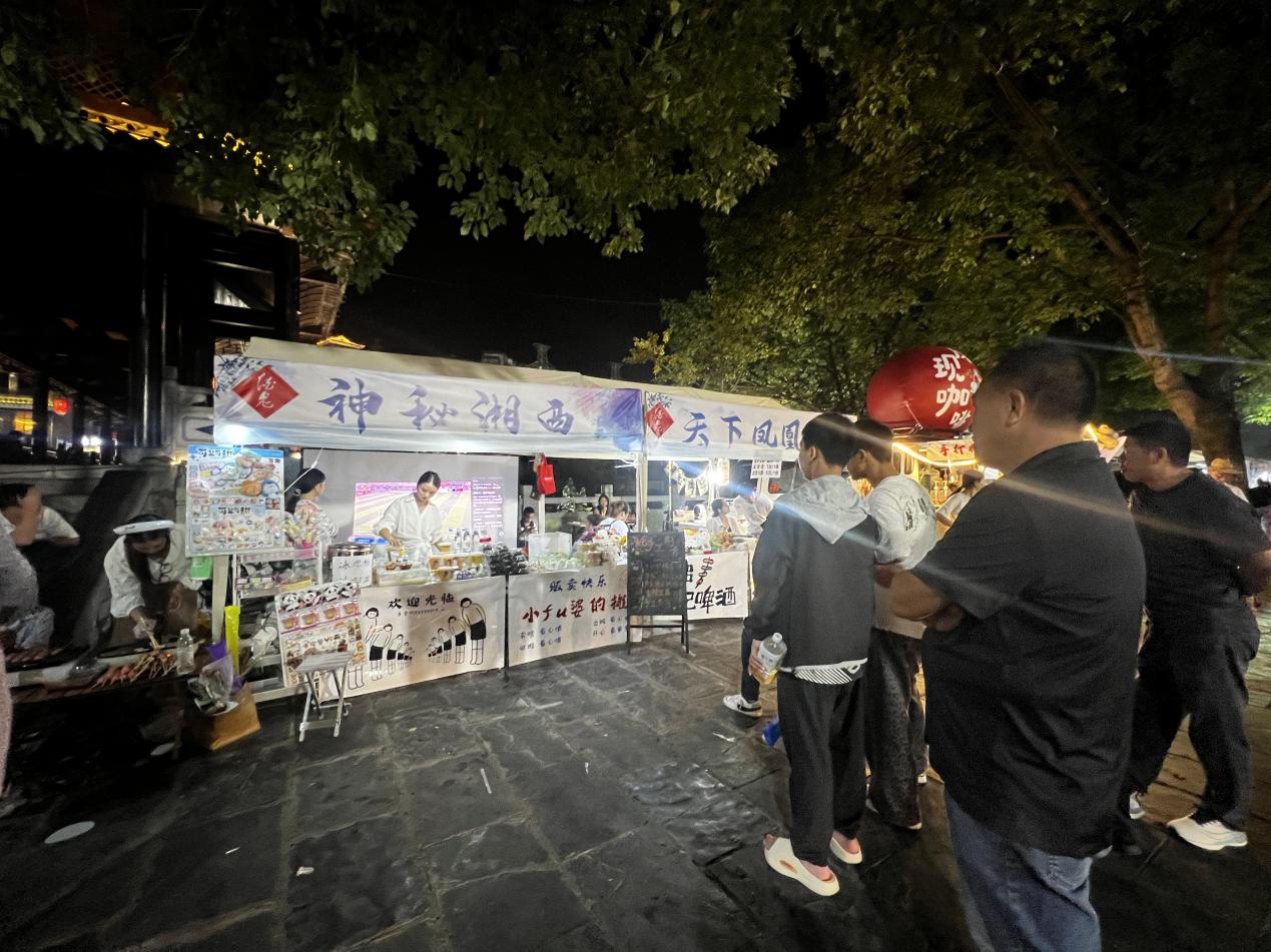 路边“直播间”吸引不少游客。