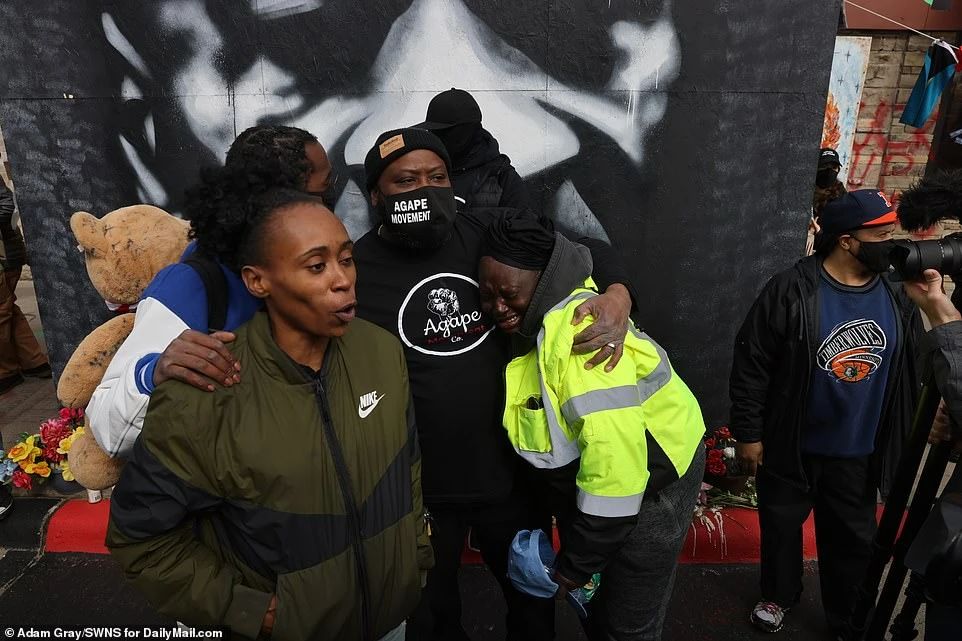 “黑命贵”大结局 拜登给6岁女孩跪了 公开承认：美国灵魂上有污点