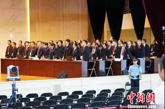 图为律师团队为被告人提供法律帮助 桂法宣 摄