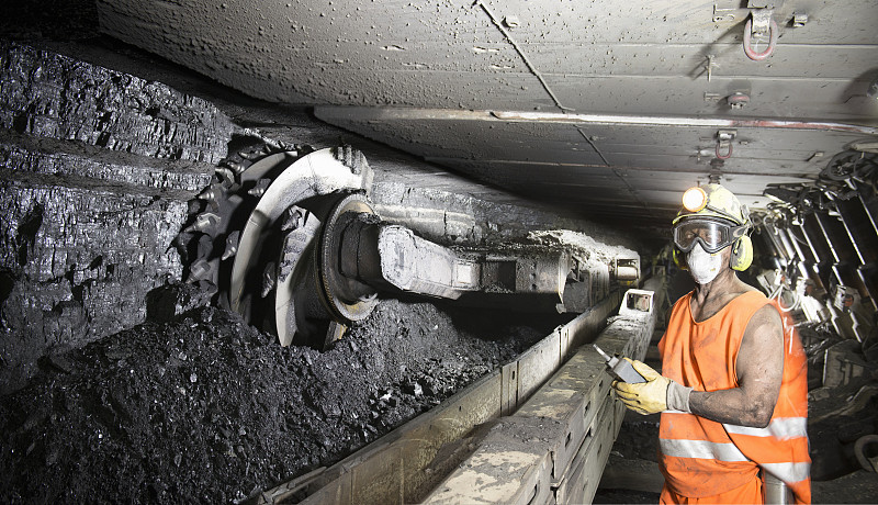 矿工在深部矿井工作面采煤图片下载