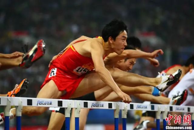 资料图：2010年广州亚运会男子110米栏决赛，刘翔以13秒09最终夺得冠军。中新社发 富田 摄