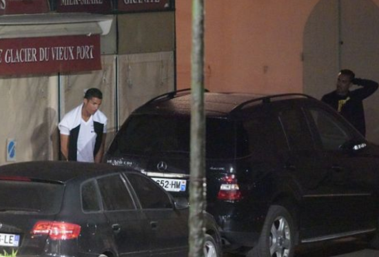 C罗街头小便被全程拍下