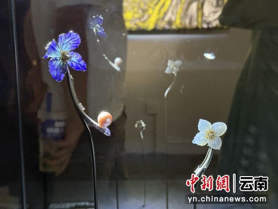 图为余超设计的珠宝作品。