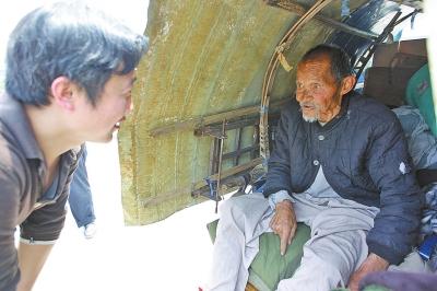 有关部门工作人员苦口婆心地劝老大爷去医院接受治疗