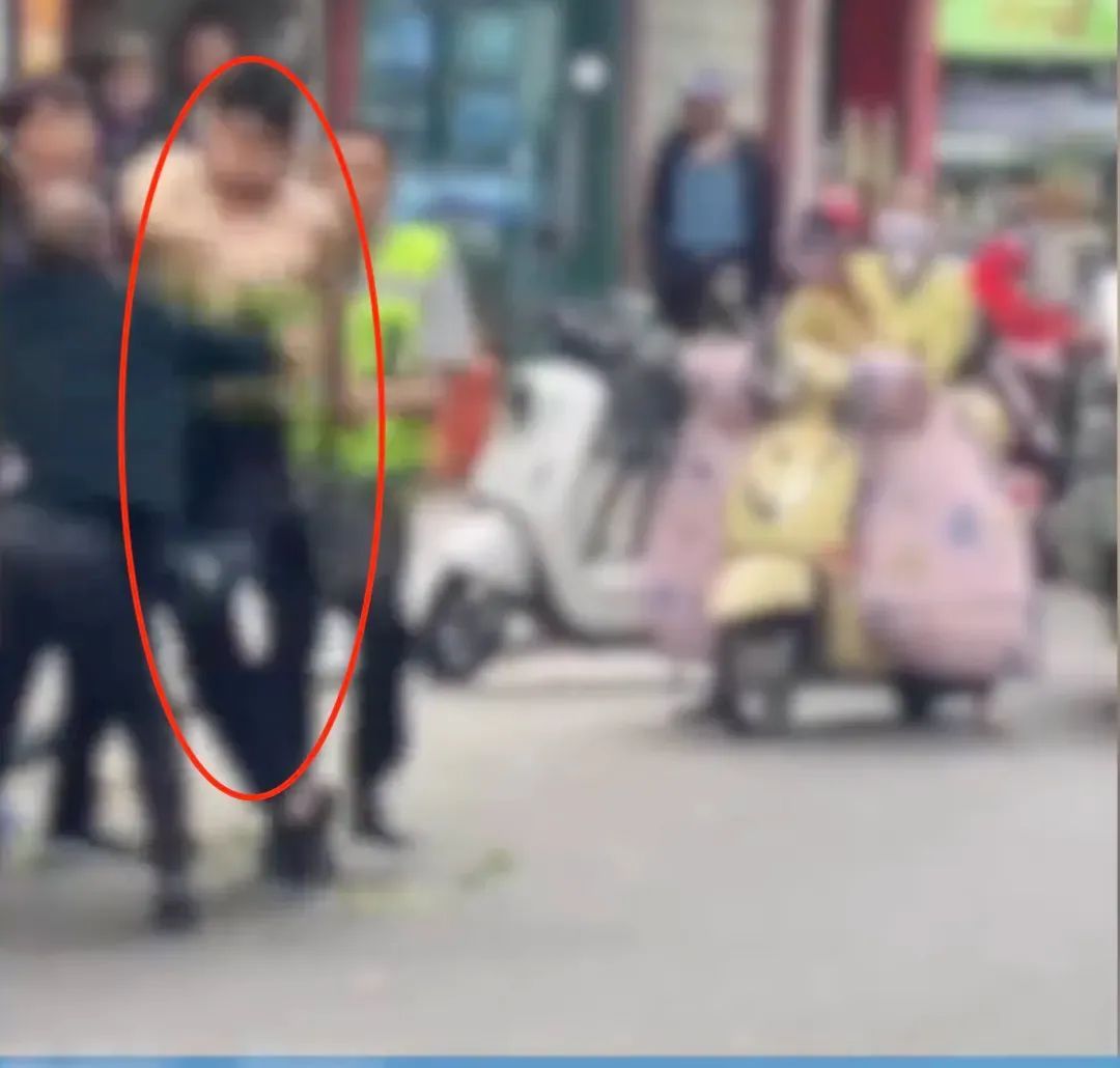 城管脱掉制服踹倒菜贩，算暴力执法吗？