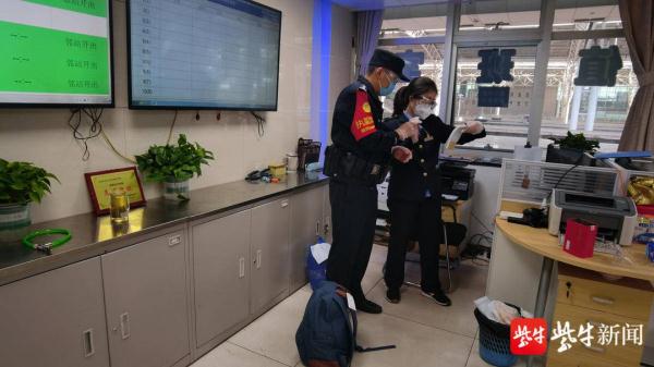 两男子动车上偷偷抽烟触发烟雾报警器，处罚没商量