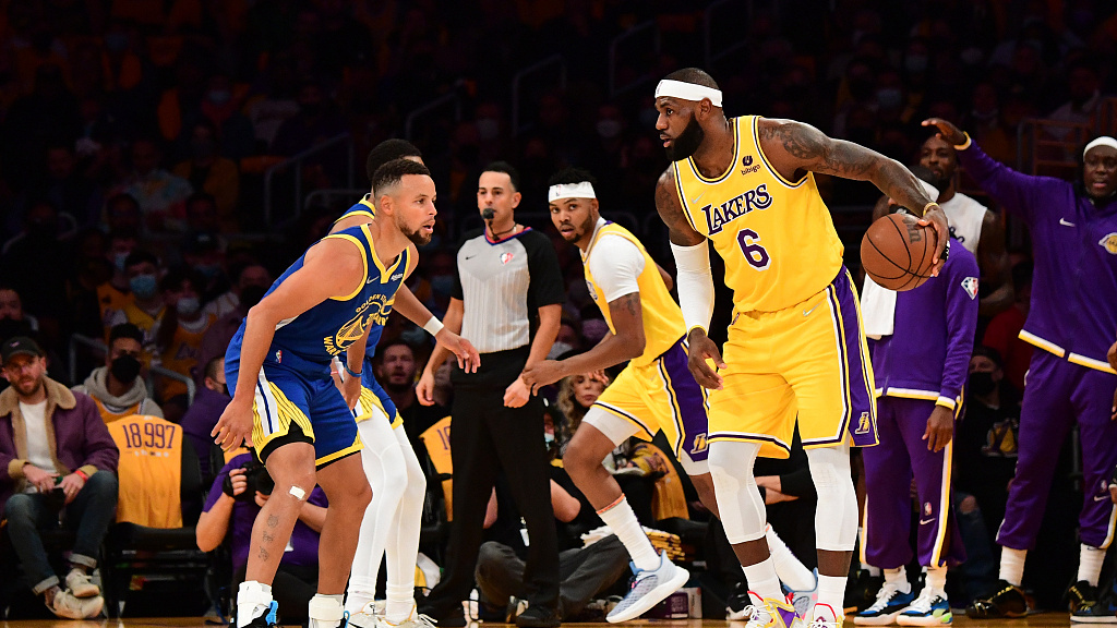 【NBA综述】揭幕战：詹眉合砍67分湖人不敌勇士；雄鹿拆网