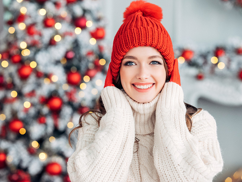 美丽的女人在温馨的圣诞气氛中图片下载