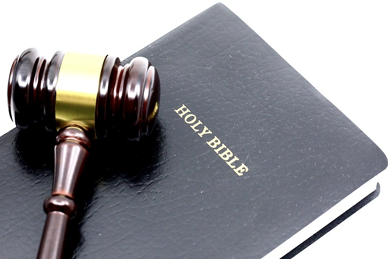 法律体系概念——圣经与法槌图片下载