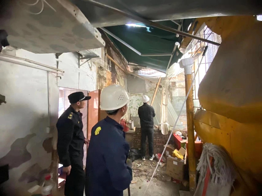 拆除一私搭雨披。思明区城管局供图