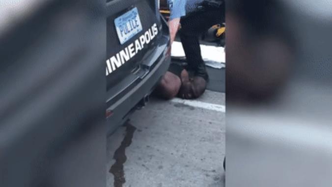 “黑命贵”大结局 拜登给6岁女孩跪了 公开承认：美国灵魂上有污点