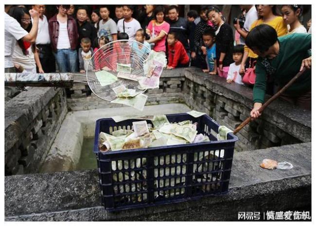游客偷许愿池的钱遭道长呵斥 当场让其交出来归还回去