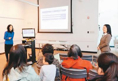 心理辅导老师在教导家长如何确保孩子拿到高中文凭 朱泽人摄(美国《世界日报》)