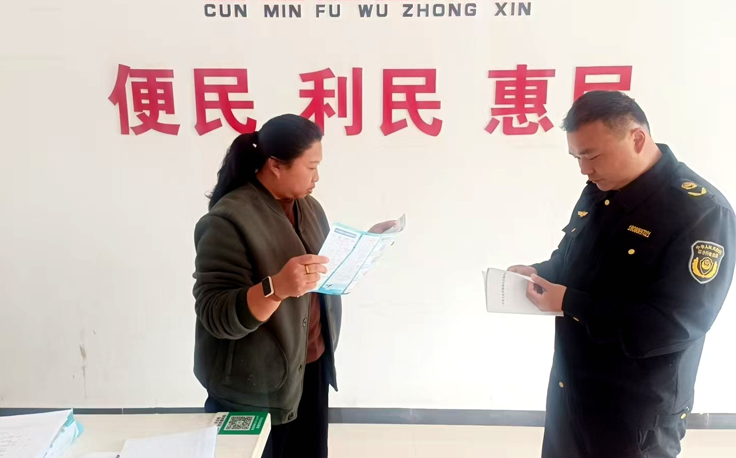 图为执法人员向辖区村民宣传禁捕退捕相关法律知识。吴芷英摄