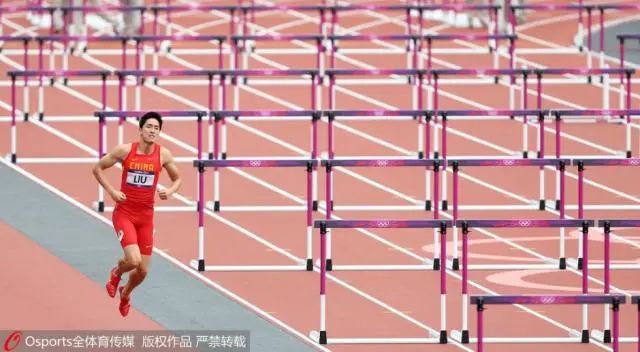 资料图：当地时间2012年8月7日，伦敦奥运会男子110米栏预赛，刘翔意外摔倒无缘半决赛。图片来源：Osports全体育图片社