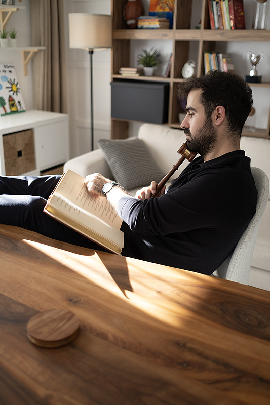 律师在办公室为案件做准备。图片下载