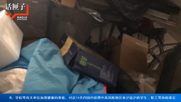 沪一小区居民楼道内做这事引来蟑螂无数，邻居：好想逃，却逃不掉...