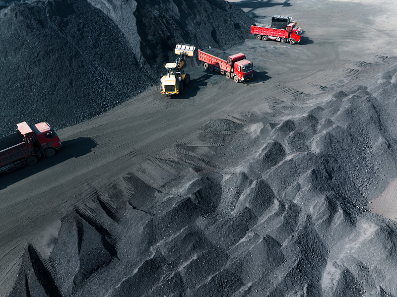卡车正在装煤图片下载