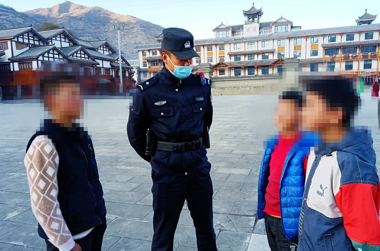 警察给学生讲解反诈骗方法。松潘县融媒体中心供图