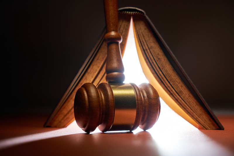 书籍与法槌的光芒（马来西亚）图片下载