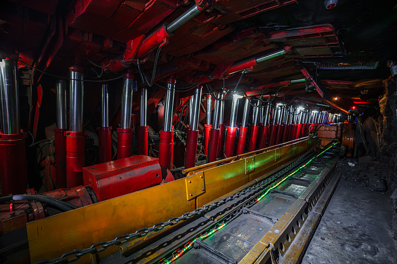 山西太原中国煤炭博物馆模拟矿井展区，现代化综采工作面广角全景，单体液压支护设备与运煤轨道图片下载