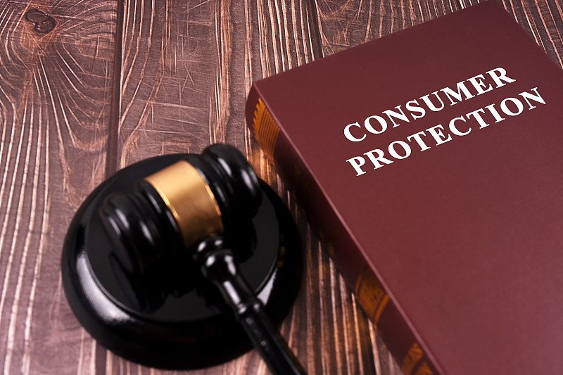 带有消费者保护书籍的法槌和木块图片下载