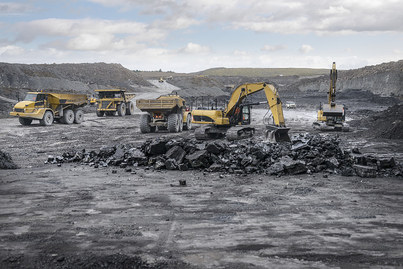 在露天煤矿工作的机器图片下载